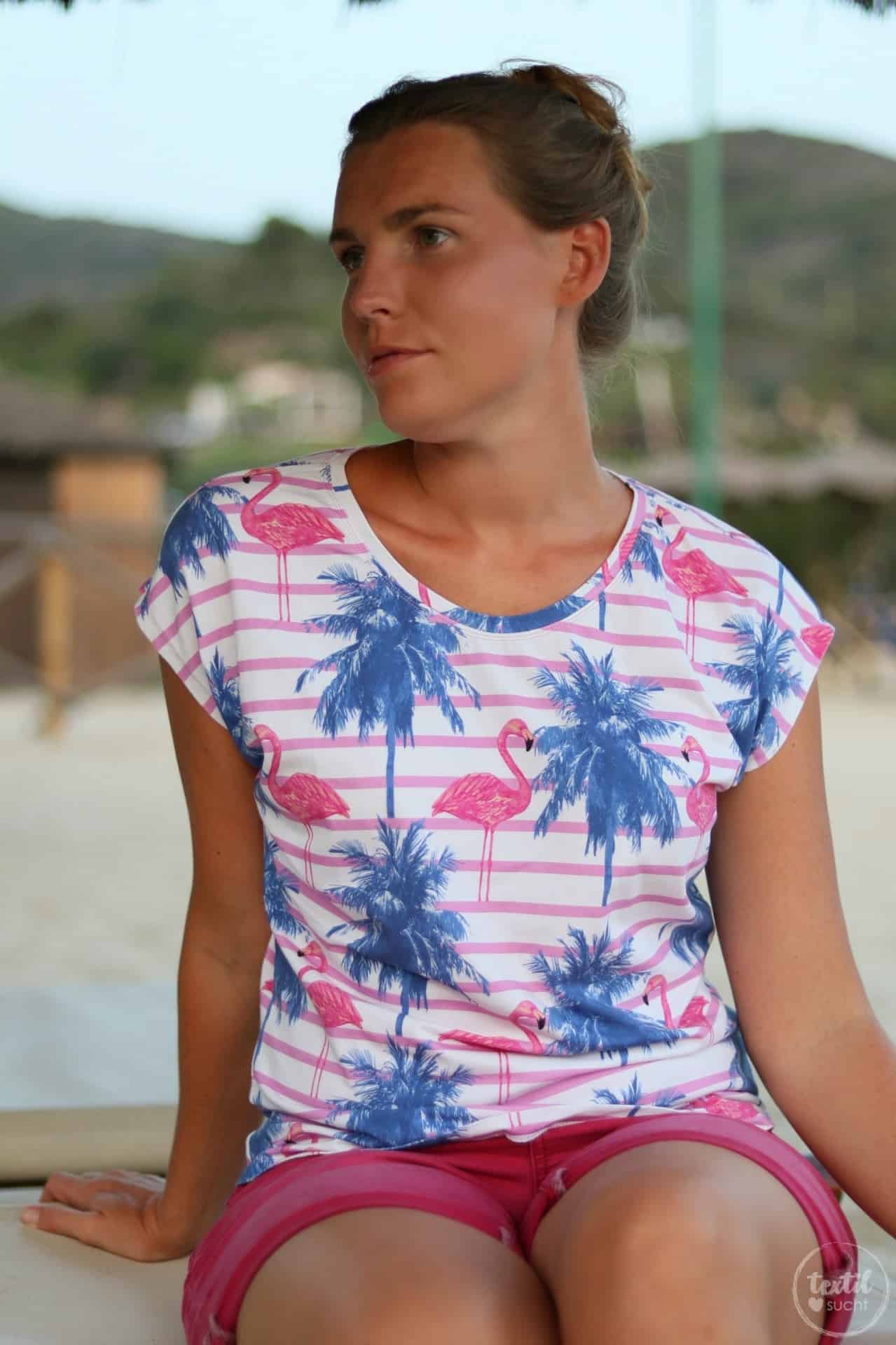 Nähen für den Sommer: Flamingo Shirt Amylee - Bild 1 | textilsucht.de/wp-content/uploads/2018/11/IMG_8046-e1541334475379-3.jpg.de/wp-content/uploads/2018/07/IMG_6050-2-3.jpg.de/wp-content/uploads/2018/11/IMG_8046-e1541334475379-2.jpg.de/wp-content/uploads/2018/07/IMG_6050-2-2.jpg.de/wp-content/uploads/2015/10/DSC_0821-3.jpg.de/wp-content/uploads/2015/10/DSC_0821-3-2.jpg.de